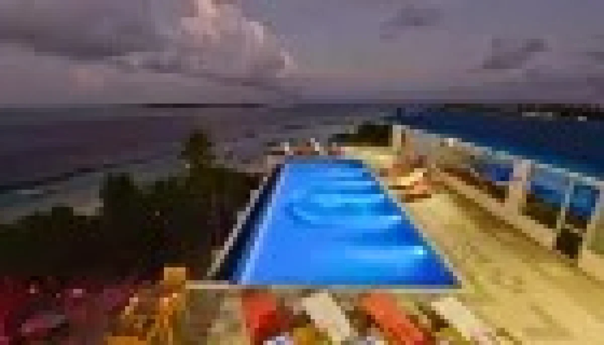 Saison-Infinity-Pool