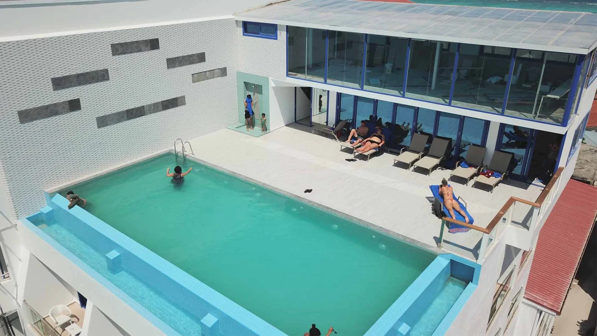 Kaani Palm Beach – Rooftop Public Pool