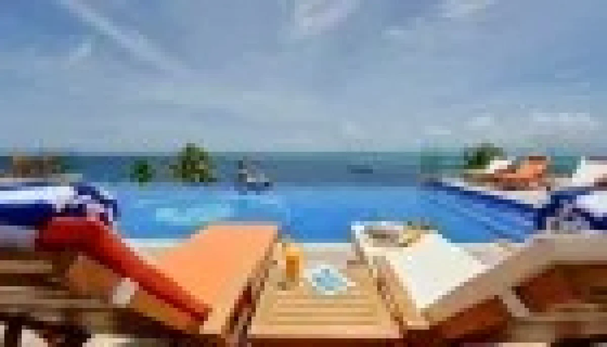 Saison-Infinity-Pool