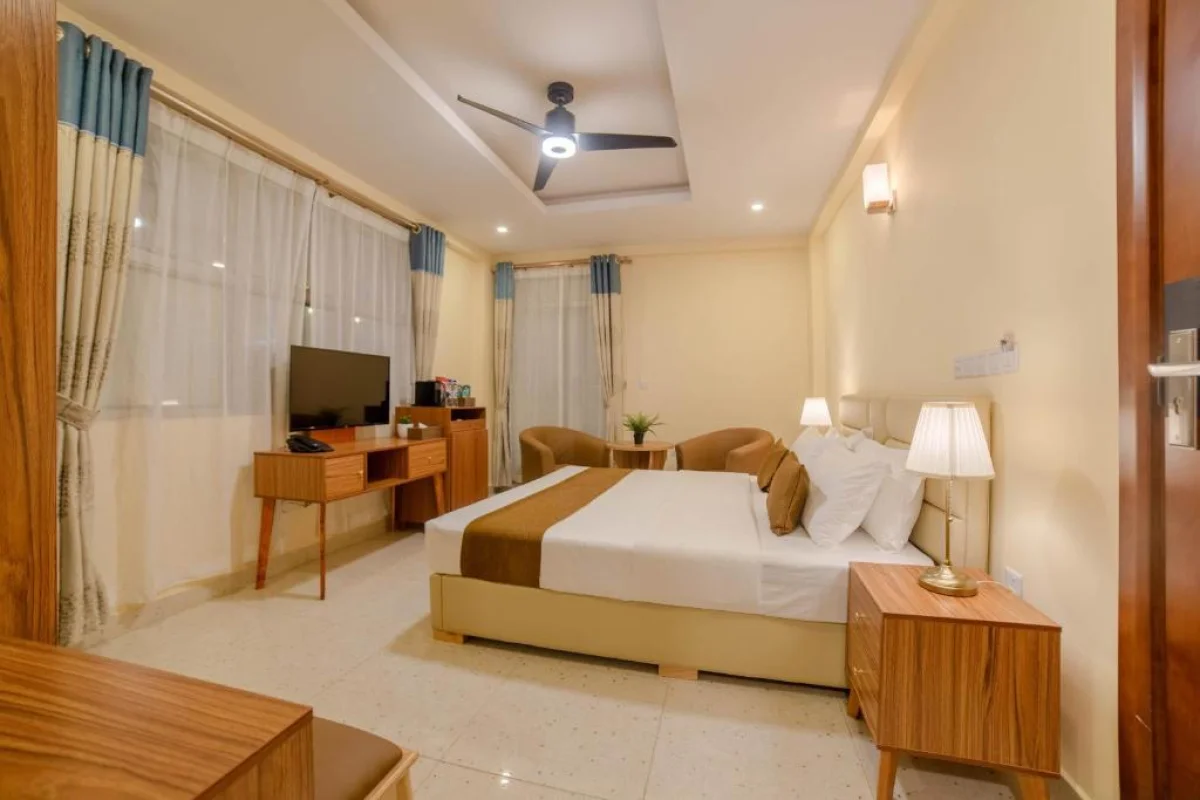 Deluxe King Room with Partial Sea View & Balcony