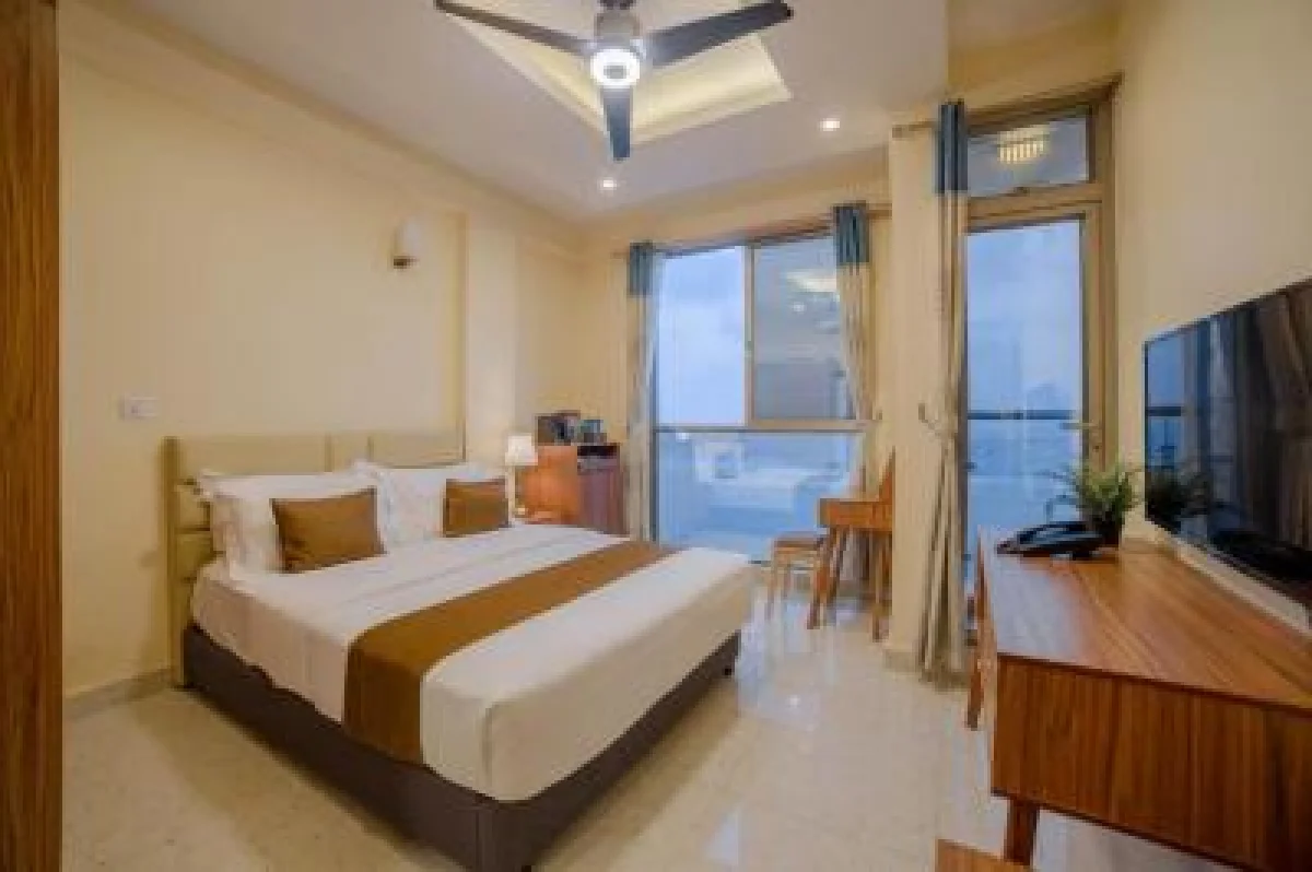 Deluxe Queen Room with Sea View & Balcony